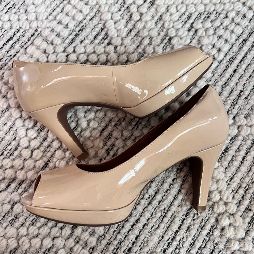 Clarks Indigo Patent Leather Peep Toe Platform Pumps in Nude